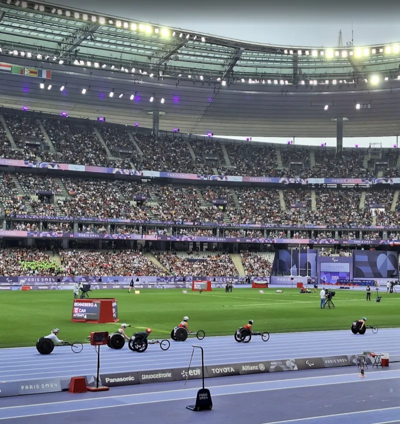 Carrera en silla de ruedas en el Stade de France durante los Juegos Paralímpicos de París 2024