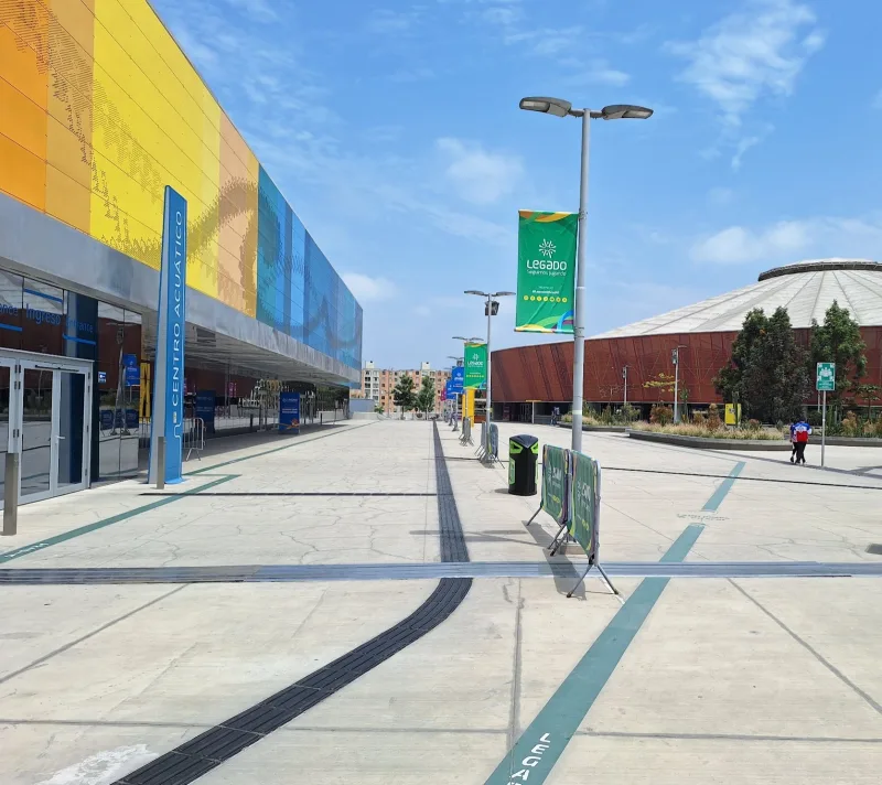 Explanada accesible de un complejo deportivo con bandas de guiado podotáctiles