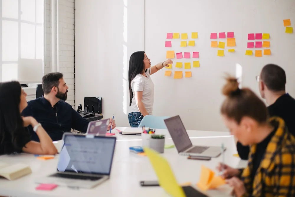 Grupo en un taller de formación alrededor de una mesa de trabajo